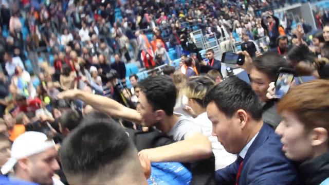 Охрана спасла Новака Джоковича от зрителей в Нур-Султане смотреть онлайн