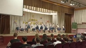 это я выступаю в школе танец"прививка"