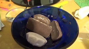 Конфеты с истекшим сроком годности.