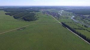 Вид сверху на село Харлуши на трассе рядом с Челябинском 24 июня 2017 г