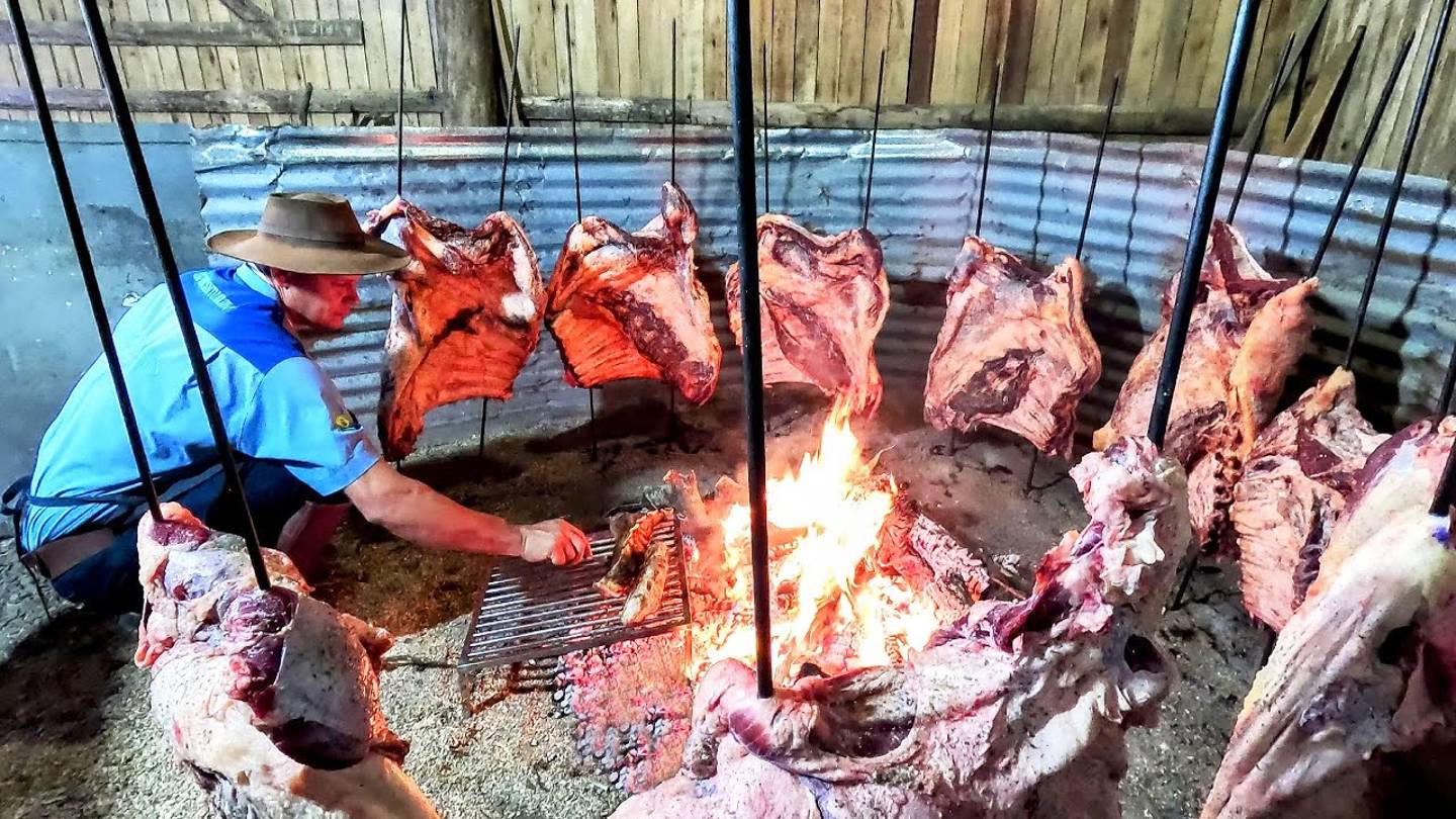 Традиционное BBQ , говяжьи ребрышки, фаршированное мясо, свинина. Бразильская кухня [4К]