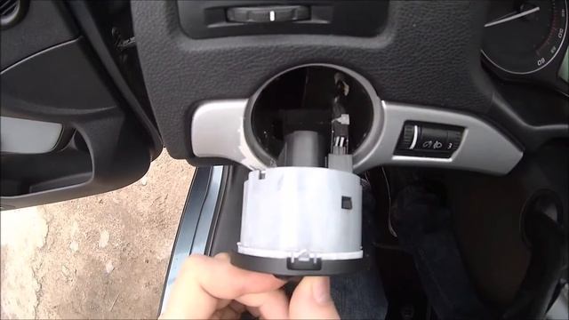Jak zdemontować przełącznik świateł Skoda Octavia II