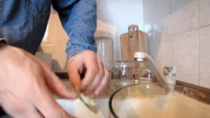 резать СПИЧКОЙ банку стеклянную, отделить горлышко по кругу, без осколков и сколов ровно и самому