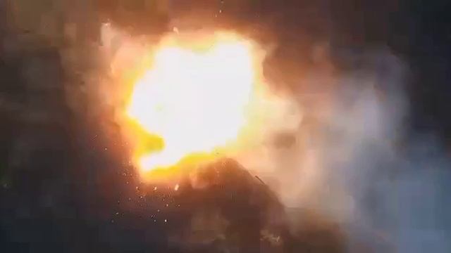 ?Реактивные системы "Буран" (аналог "Урагана") уничтожены "Ланцетом" с красивыми детонациями ракет.