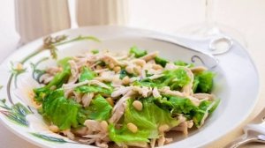 Салат с курицей и кедровыми орешками