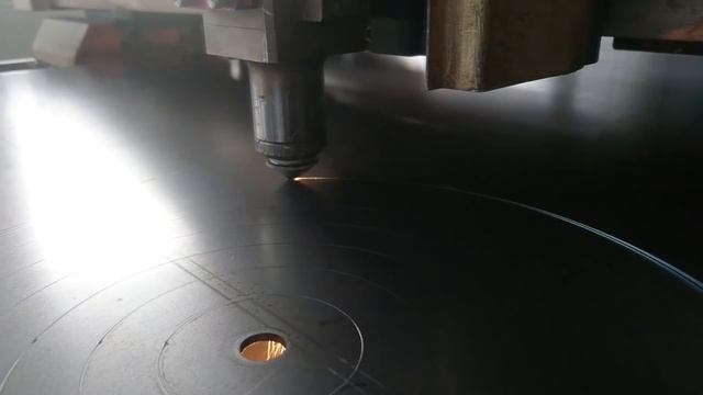 Лазерная резка стали с гравировкой. Гравировка на металле. Станки лазерной резки. смотреть онлайн