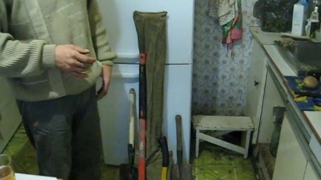 Тайка овчарка на раскопках старого фундамента , в поисках монет , кладов , и раритетов . смотреть онлайн