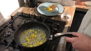 Салат с куриной печенью и карамелизированным апельсином