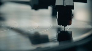 Звук виниловой пластинки. Звук заевшей пластинки. Звук зажеванной пластинки.