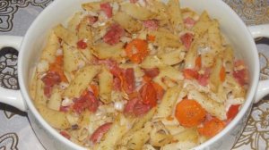 Запеканка из вчерашних макарон с сарделькой и помидорами