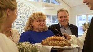 Встреча молодоженов с караваем