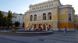 Вечерняя прогулка по Большой Покровской около драмтеатра / Нижний Новгород