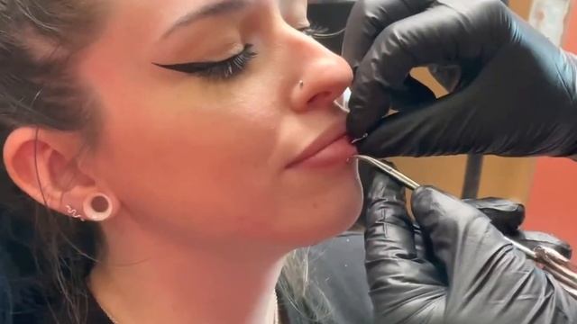 VERTICAL LABRET PIERCING смотреть онлайн