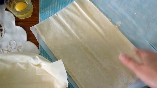 Быстрый и вкусный пирог с луком и яйцами. Рецепты пирогов. Пирог из слоёного теста.