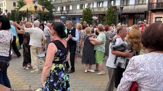 Танцуем под песню "Женщина, которая любит"! смотреть онлайн