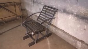 кресло качалка из металла маятниковое