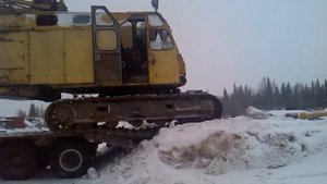 Кран РДК сьезжает с трала и забуксовал. Вахта.