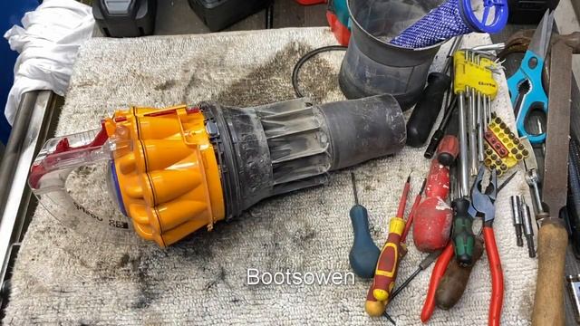How to fully dismantle and clean a Dyson DC40 dust cannister смотреть онлайн
