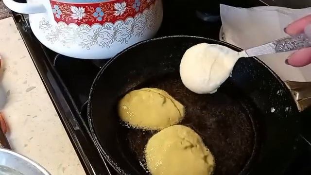 Жизнь в деревне, наварила щей с молодой капустой , оладьи на кефире. Вкуснота . смотреть онлайн