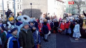 Bożonarodzeniowy korowód dzieci z Akademii Malucha w Lubaniu