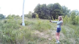 Девушка стреляет из осы