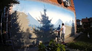 Рисуем на стене загородного дома лес и горы