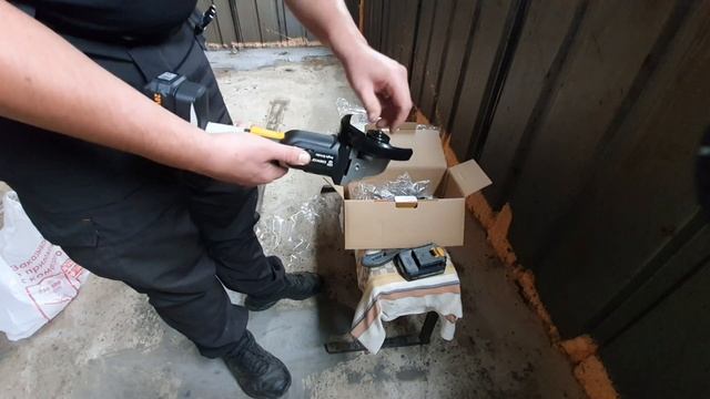 Распаковка и первый запуск УШМ аккумуляторная DEKO DKAG20 смотреть онлайн