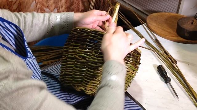 Как сплести самую простую корзину.Ч.3. Ручка. Basket wickwork. смотреть онлайн