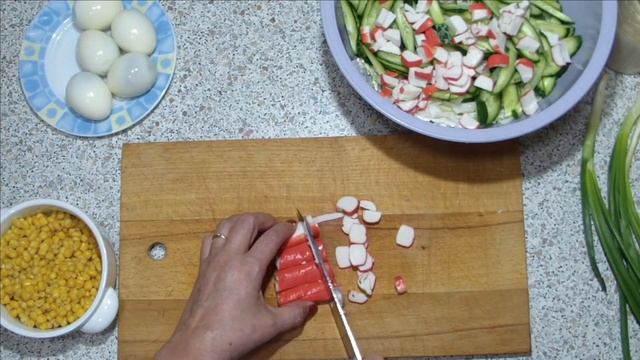 Салат из пекинской капусты со свежим огурцом, консервированной кукурузой, крабовыми палочками, яйцо