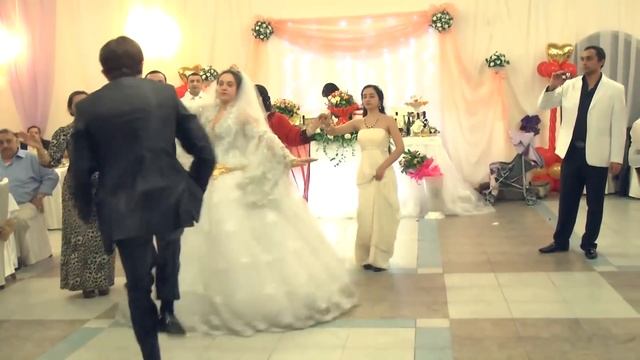 Танец цыгана с невестой. Не танцует, а летает. Цыганская свадьба смотреть онлайн