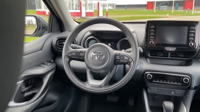 Een week in de nieuwe Toyota Yaris Hybrid | Is-ie echt wel zo goed? смотреть онлайн