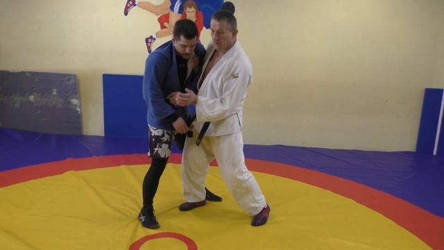 Как взять захват за отворот из- под руки и какие броски можно делать?
