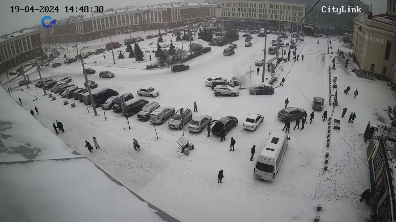 Весна в Карелию не спешит, а зайцы на ферме в Кеми уже меняют зимнюю шубку на летнюю