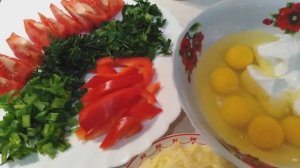 Вкусный омлет со сметаной,овощами,зеленью,овощами.