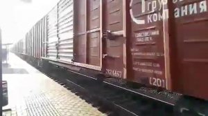 Грузовой поезд - вагоны-хопперы,полувагоны,контейнеры, крытый вагоны, комбайны - и электровоз ВЛ80.