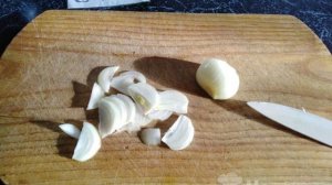 Лёгкий салат с маринованными мидиями, капустой и свежим огурцом