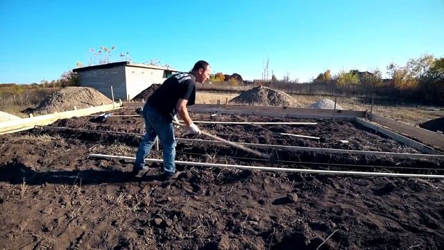 СТРОЮ ДОМ! опалубка для фундамента  Лента + Монолитная Плита   одновременно смотреть онлайн