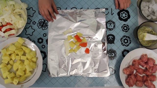Запеченные овощи с колбасками