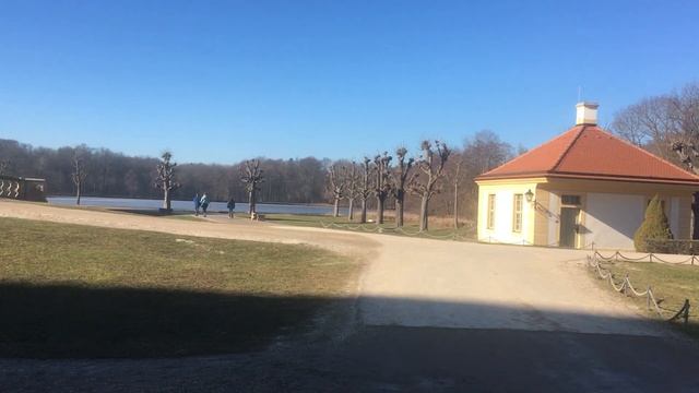 Морицбург А тропинки, наполненные романтизмом, приведут к одному из прудов, коих в замке Морицбург смотреть онлайн
