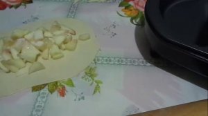 Пирожки из бездрожжевого слоеного теста в омлетнице.