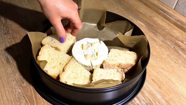 ЗАПЕЧЁННЫЙ КАМАМБЕР с черри и чесноком | Cherry & Garlic Camembert | Лучшее,Что я Пробовала ИЗ СЫРА