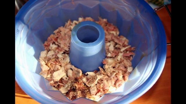 Холодные закуски мясные:Заливное из курицы с зелёным горошком и майонезом