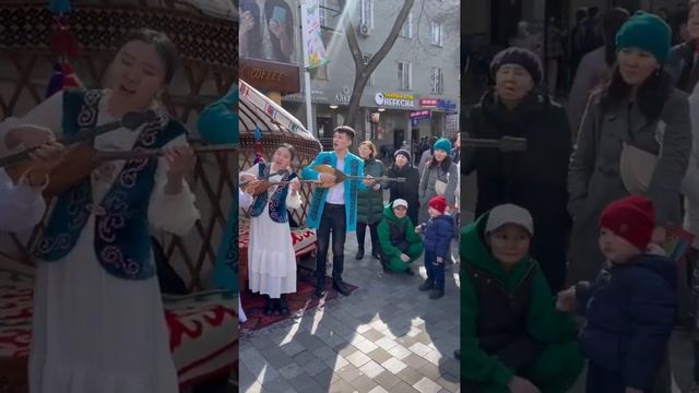 Алматы. Праздник Наурыз на улице Жибек Жолы. Март 2022. Казахстан. Kazakhstan. Almaty. Spring