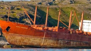 Они встали тут на вечный прикол. Ржавые корабли в заброшенном порту.