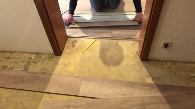 Laminat verlegen, Türe kürzen, übergangsleisten anbringen смотреть онлайн