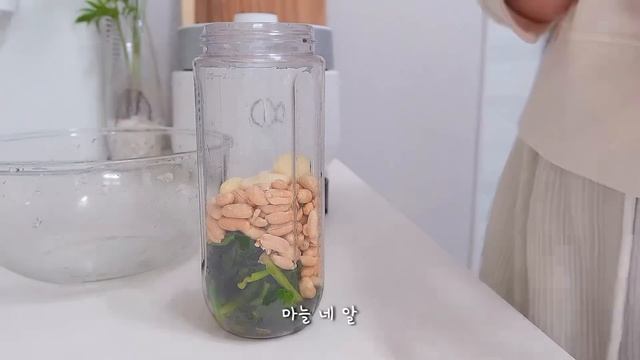 ENG|?생일 케이크 굽고 잡채 만드는 자취생 일상. 치킨에 막걸리, 연어아보카도롤?, 시금치페스토 파스타, 스시와 돈가스, 친구와 브런치