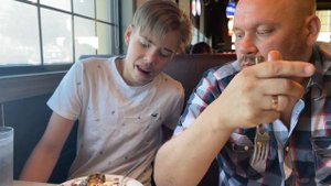 Безлимитная еда в американском ресторане. Цены в безлимитном ресторане.