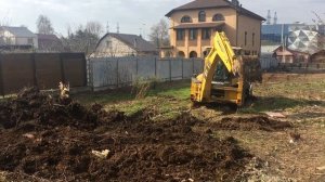 Планировка участка экскаватором погрузчиком Komatsu WB93R.