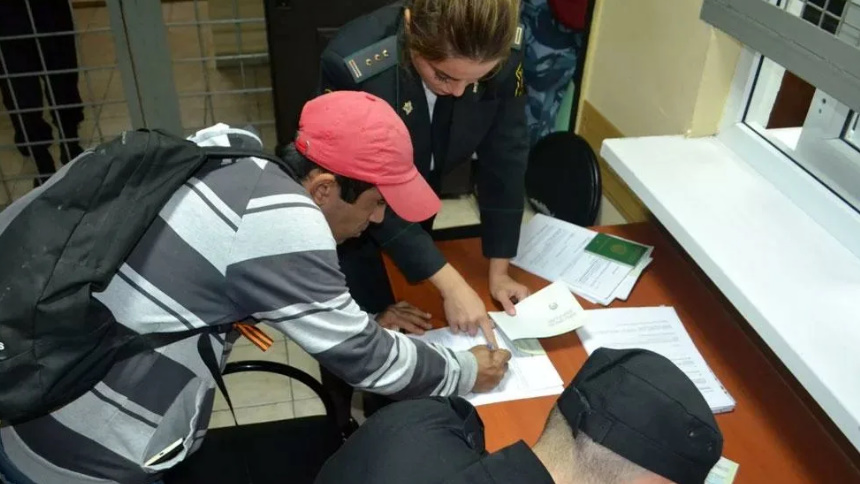 Запрет на въезд мигрантам и выдворение из страны! Почем и за что так бывает смотреть онлайн