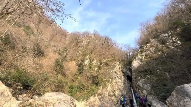 Сочи, Агурские водопады в январе, добрались на автобусе и встретили закат на море играя с собакой.? смотреть онлайн